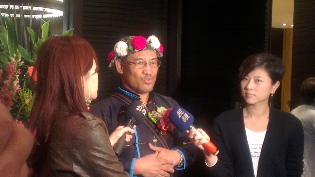 原住民作家巴代接受媒體訪問。圖：莊豐嘉/攝