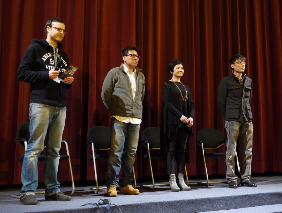 《甜‧祕密》受邀參加柏林影展，導演許肇任（左二）率演員李烈（左三）等人登台，接受觀眾提問。圖：林育立/攝。