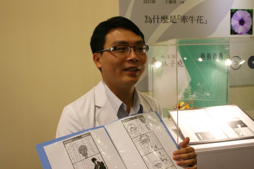 筆名「雷亞」的林子堯除了出版過3本醫學專書以外，「醫院也瘋狂」則是他第1本出版的漫畫。圖:林良齊攝影