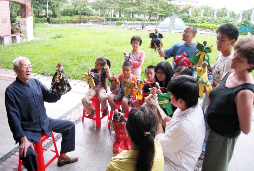 陳錫煌藝師示範教學操偶。圖片來源：台北市文化局提供