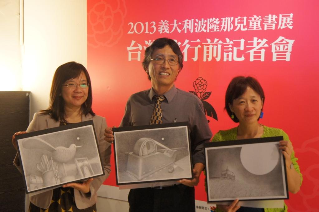 施政廷（圖中）坦言，創作這麼多年，參賽、尋求出版都早有被退稿的經驗，所以並沒有得失心，不過乍聞入選波隆那插畫展，還是興奮得「睡不著」。圖：汪彥成攝影
