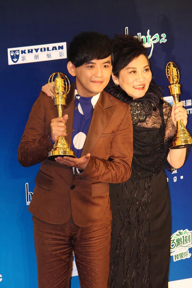 綜藝節目主持人獎部分，「紅白紅白我勝利」主持人張小燕、黃子佼師徒檔，擊敗陶晶瑩及另4組雙人組合獲獎。圖3之3：莊崇暉/攝