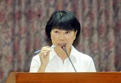 文化部長龍應台上午被立法委員問到對六四的感想，不過龍應台拒絕表態；她強調，她現在身為背負兩岸文化談判重任政務官，要「有勇有謀」、「全方位思考」。圖片來源:中央社。