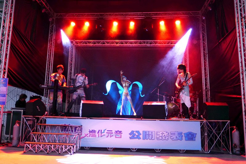 《夢見》中主角Mida以浮空投影表演歌唱。圖:穀得電影提供