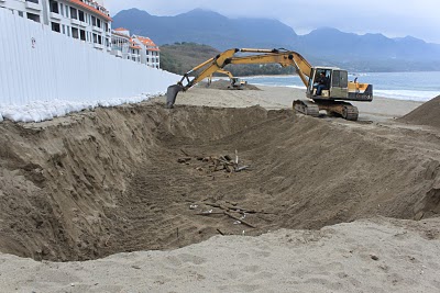 「美麗灣」後來被控土地取得不法，法院勒令停工，但原民朋友卻指出，「美麗灣」仍在繼續蓋，每天車輛都在進出，根本沒有停工的意思。圖片來源:翻攝自「刺桐部落格」