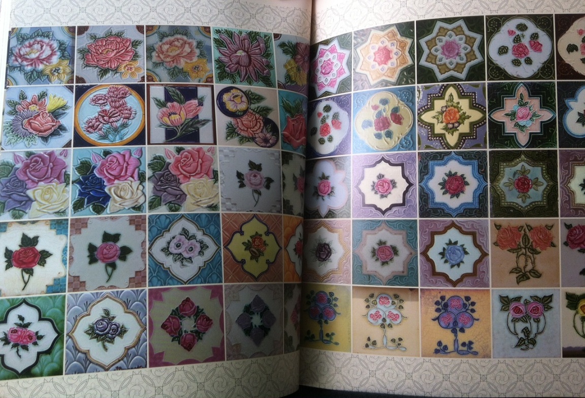 建築物中老花磚的花卉紋樣。圖：三餘書店提供