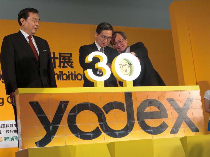 台灣創意設計中心董事長王志剛(左)、經濟部部長施顏祥(中)、經濟部工業局副局長周能傳(右)合力為30屆新一代設計展開幕點燈。圖片:黃沛云/攝