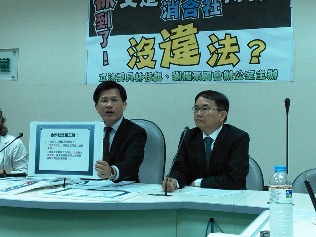 民進黨立委林佳龍與劉櫂豪，針對故宮消合社招標玩弄法律一事召開記者會，林佳龍痛批，故宮不理會工程會的說明以及監察院的糾正，有違法律依據，應該立即停止。圖：沈妤宣/攝。