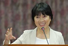 文化部長龍應台今（13）日在立法院被問到對核四的看法，龍應台說，核能是知識問題而非道德問題，她認同非核家園的理念，但是否要反對核四，她說必須深入做功課後才會表達自己的立場。圖片來源：中央社