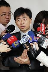 文建會11日在台北為「築夢者孫逸仙」高畫質紀錄片3分鐘預告片舉行記者會，主委盛治仁（中）向媒體介紹影片內容，並回應音樂劇「夢想家」經費爭議等問題。圖片來源：中央社