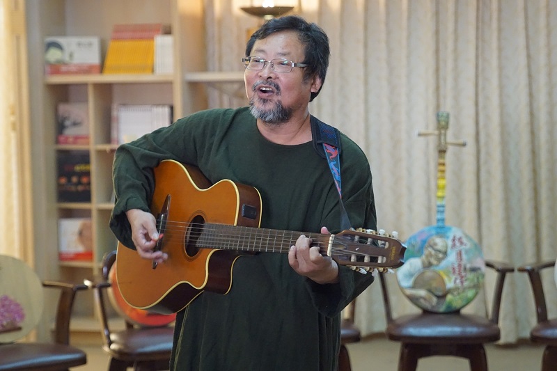 陳明章彈唱〈繼續愛高雄〉組曲，以一心、二聖等10條路名為主題，唱出對高雄的祝福。圖：三餘書店提供