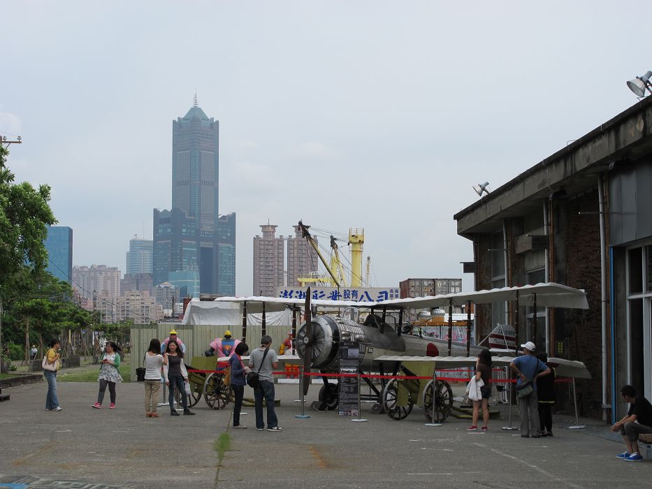 《賽德克．巴萊》片中道具「乙式一型偵察機」，今日起移至高雄市駁二藝術特區P2倉庫前展示到年底前。圖片：胡宏志/攝。