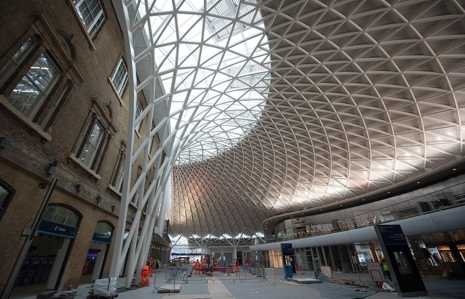 英國倫敦國王十字火車站，14日完成160年來最大的改建工程。圖片來源：達志影像/路透社。