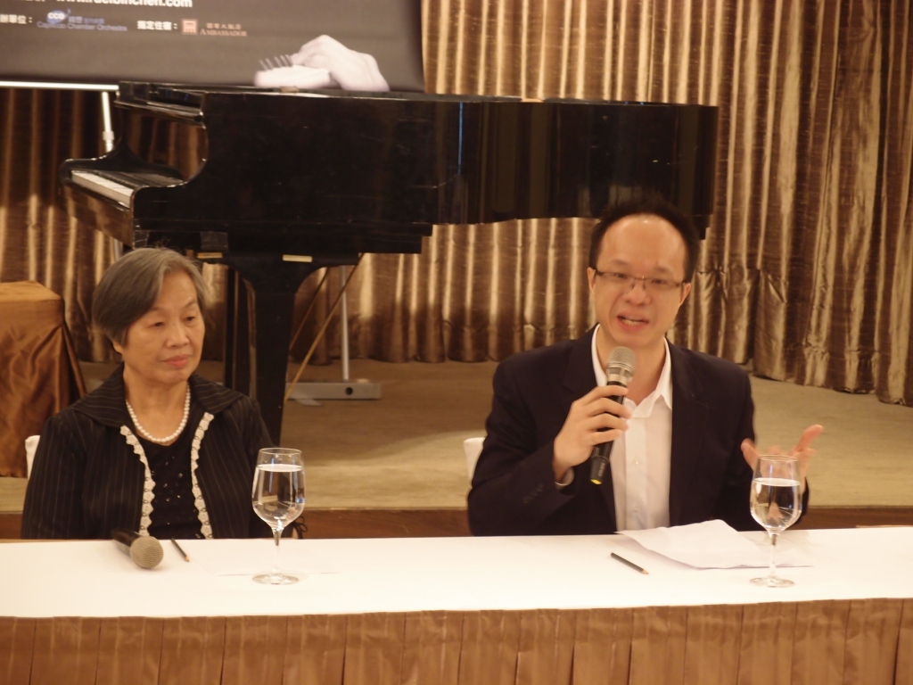 台籍鋼琴大師陳瑞斌的母親難得現身記者會，她說，當年為了省錢，陳瑞斌很少打電話回家，「有時候真的想家時打電話回來哭，我們聽了心酸，但也只能叫他要忍耐」。圖：陳柔伊攝影