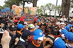 大甲媽祖神轎6日下午進入彰化縣，熱情信眾都想靠近神轎祈求平安，警方則圍成人牆保護神轎，確保遶境活
動順利平安。圖片來源：中央社