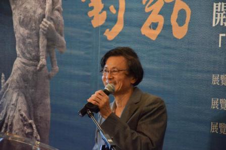 一代雕塑大師蒲添生的長子蒲浩明在30日的「陳澄波VS蒲添生-生命的對話」新書發表會上，真情流露，表達對父親栽培的感念之情。圖片來源:黃淑玲攝影。
