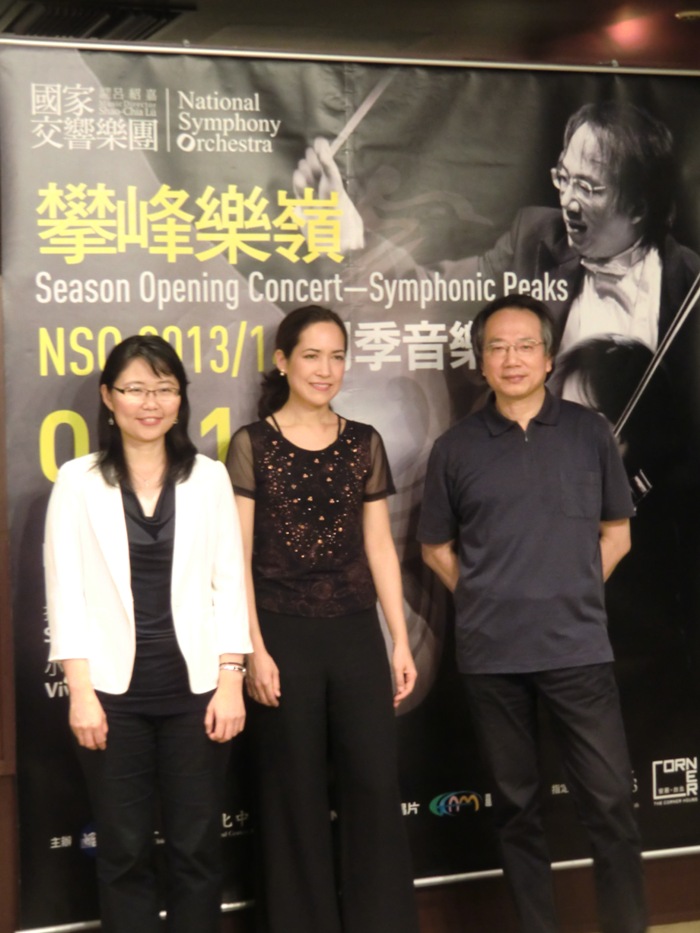 國家交響樂團(NSO)今(18)日下午於國家音樂廳召開2013/14樂季記者會。這次《開季音樂會－攀峰樂嶺》邀請到歐洲著名小提琴家薇薇安．哈格納(Viviane Hagner)(中)，也首度委託作曲家顏名秀(左)為NSO作曲。NSO音樂總監呂紹嘉(右)表示，將於11月3日起，以「台灣愛樂」為名，展開為期14天的歐洲巡演。圖:楊喬皓/攝