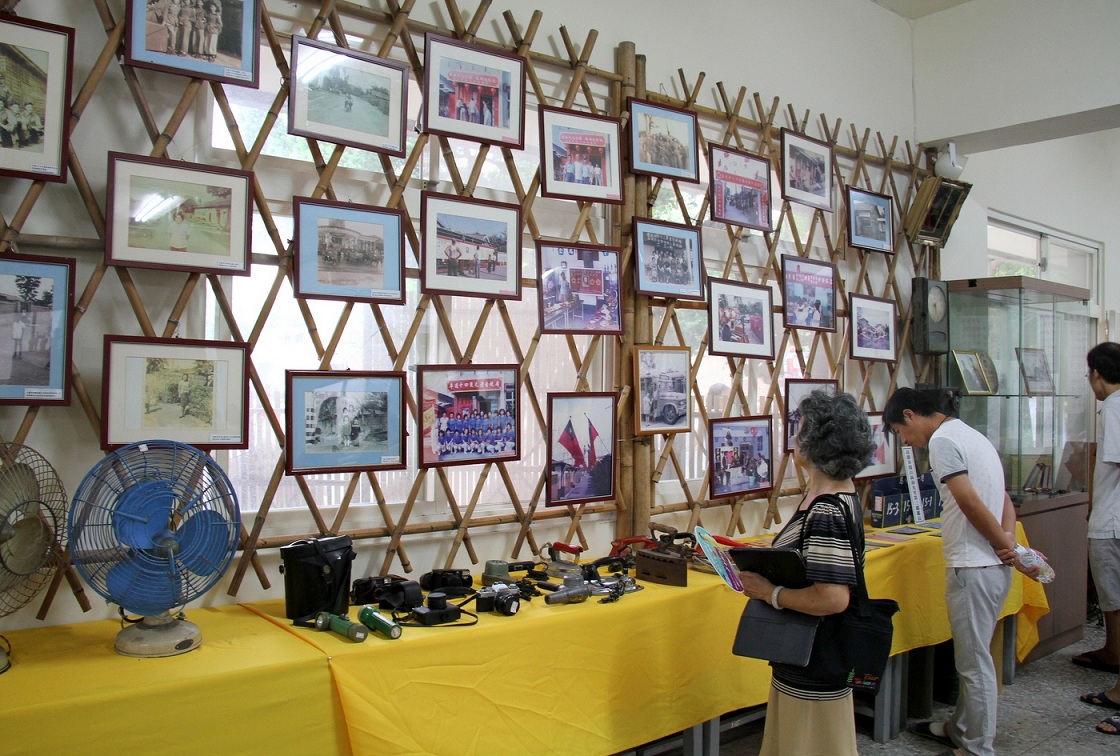 高雄市眷村文化節展出內老照片、唱片、生活文物及家具擺飾等，呈現早年眷村生活場景及娛樂活動。圖：高雄市文化局提供