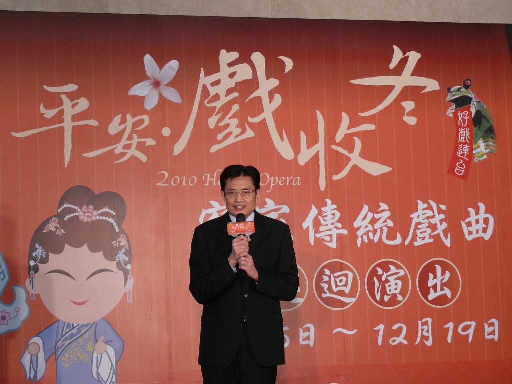 行政院客委會主委黃玉振在99年度收冬戲巡演記者會上，分享童年戲棚下看大戲的趣味。圖片提供：行政院客委會