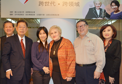 「人道醫療大使」劉啟群（右2起）、「台灣英語教母」彭蒙惠、「網路愛心天使」沈芯菱老中青三代傳愛的故事，今(14)日在台大尊賢館「愛心世界展覽館」揭幕。圖：中央社