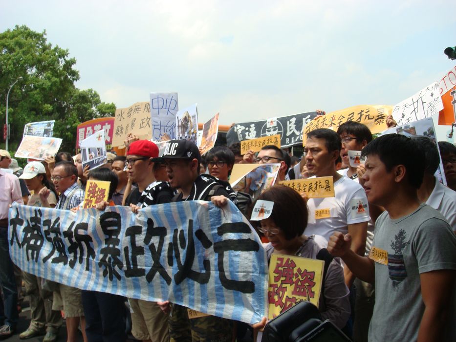 藝文界今(25)日在凱達格蘭大道上發起聲援大埔行動，包括電影界、音樂界、文學界等各領域工作者都拿起標語，高喊「今天拆大埔，明天拆政府」。圖：邱珮文/攝