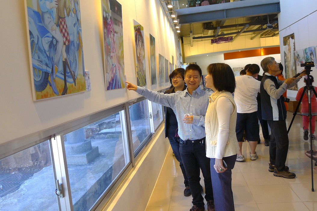 40幾位國內漫畫家今（8）日匯集於桃園客家文化館盛大舉行漫畫插畫展，吸引了許多遊客前來觀賞。圖： 木笛提供
