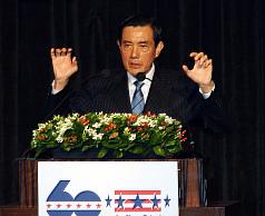 美國商會22日舉行年度會員大會，邀請藍綠總統參選人馬英九（圖）、蔡英文發表演說。圖片來源：中央社。