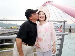 影劇圈出道的立委余天助選的一席話，把胡志強、邵曉鈴的健康問題搬上檯面。圖片：金天晴攝。