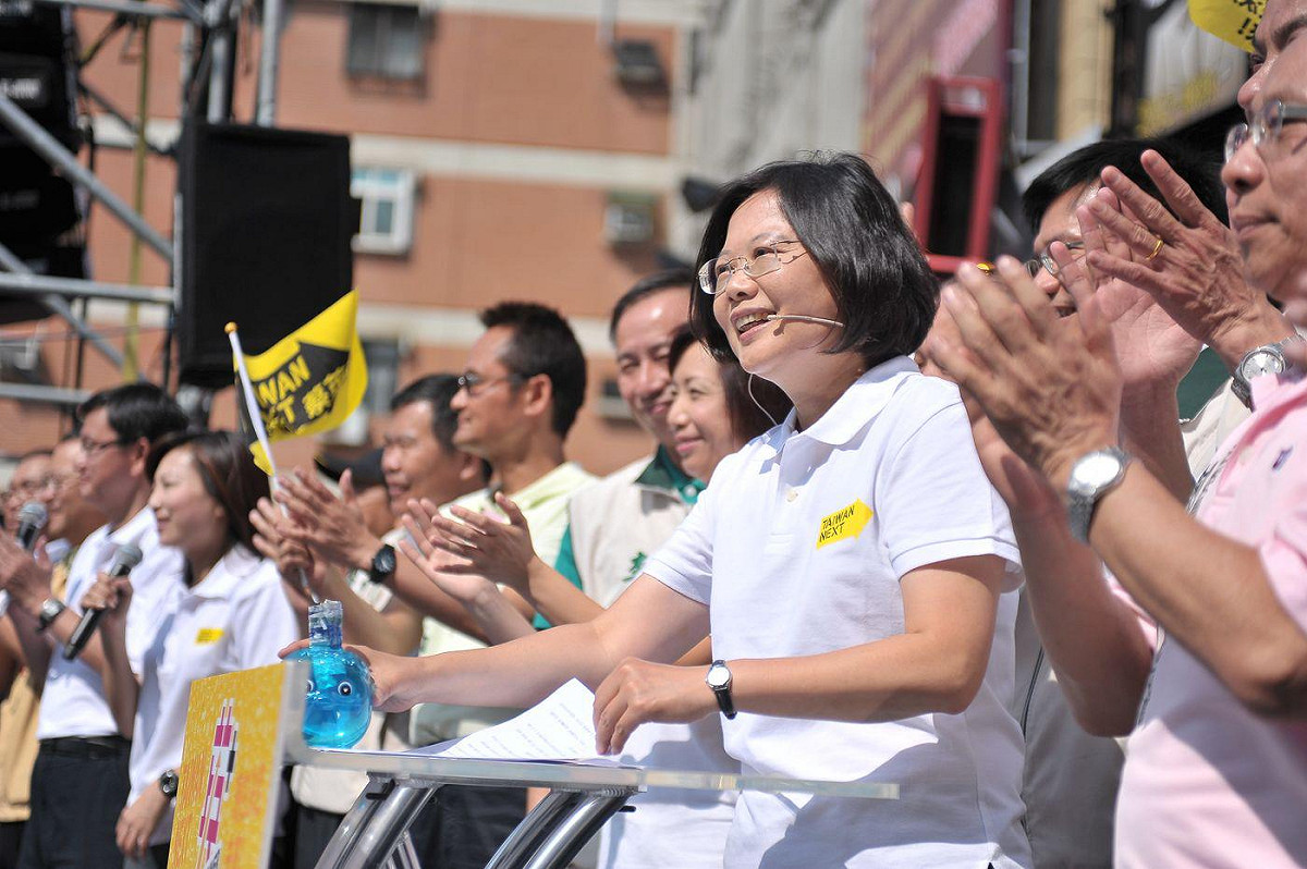 隨著2012投票日的接近，雙英的支持度差距也越來越小，而決戰中台灣已是藍綠陣營選戰的重要主軸。圖為蔡英文在台中市成立競選總部。圖片來源：翻攝自蔡英文臉書。