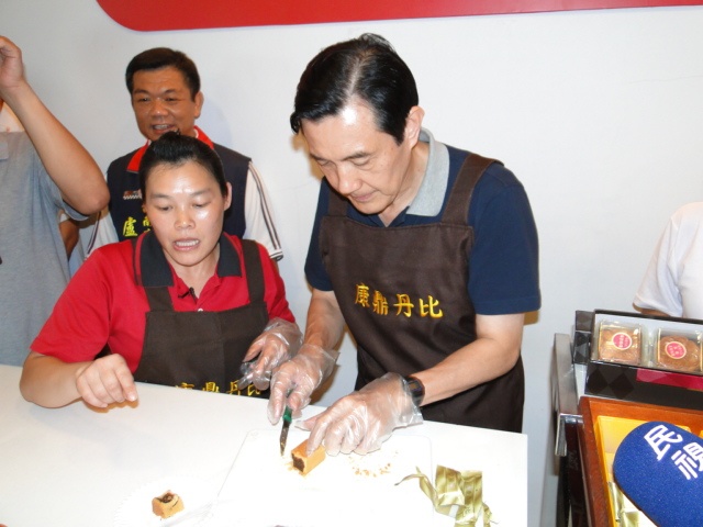 馬英九勤跑基層，和台南民眾博感情。圖片來源：黃奕/攝