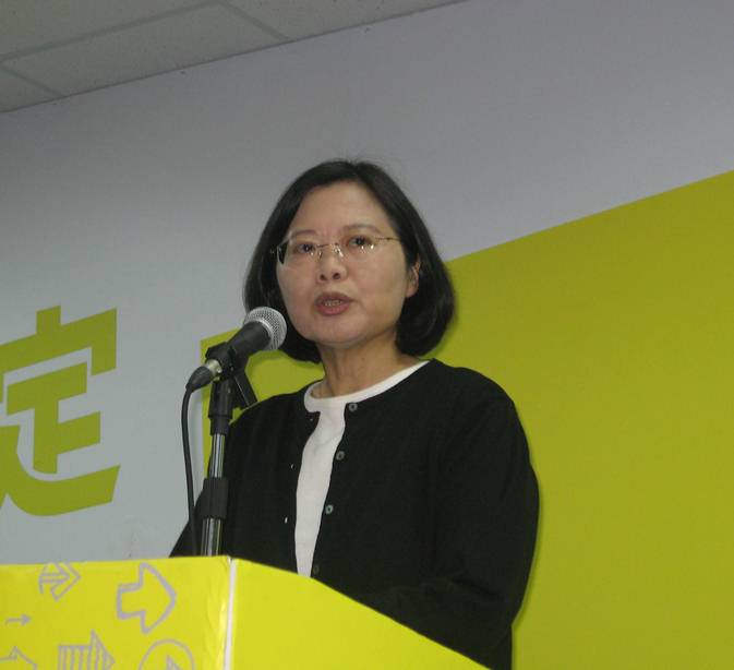 12月3日總統電視辯論前夕，民進黨總統候選人蔡英文突然拋出，如果馬英九有信心，也可以把他的一中各表納入台灣共識的討論過程。圖片：林朝億/攝。