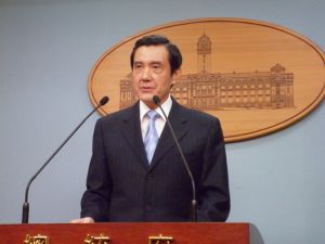 在選戰進入倒數3個月之際，總統馬英九首度拋出未來10年內不排除與中國簽署「兩岸和平協議」的主張，這個話題立即成為雙英你來我往的焦點。圖片來源：謝莉慧/攝。