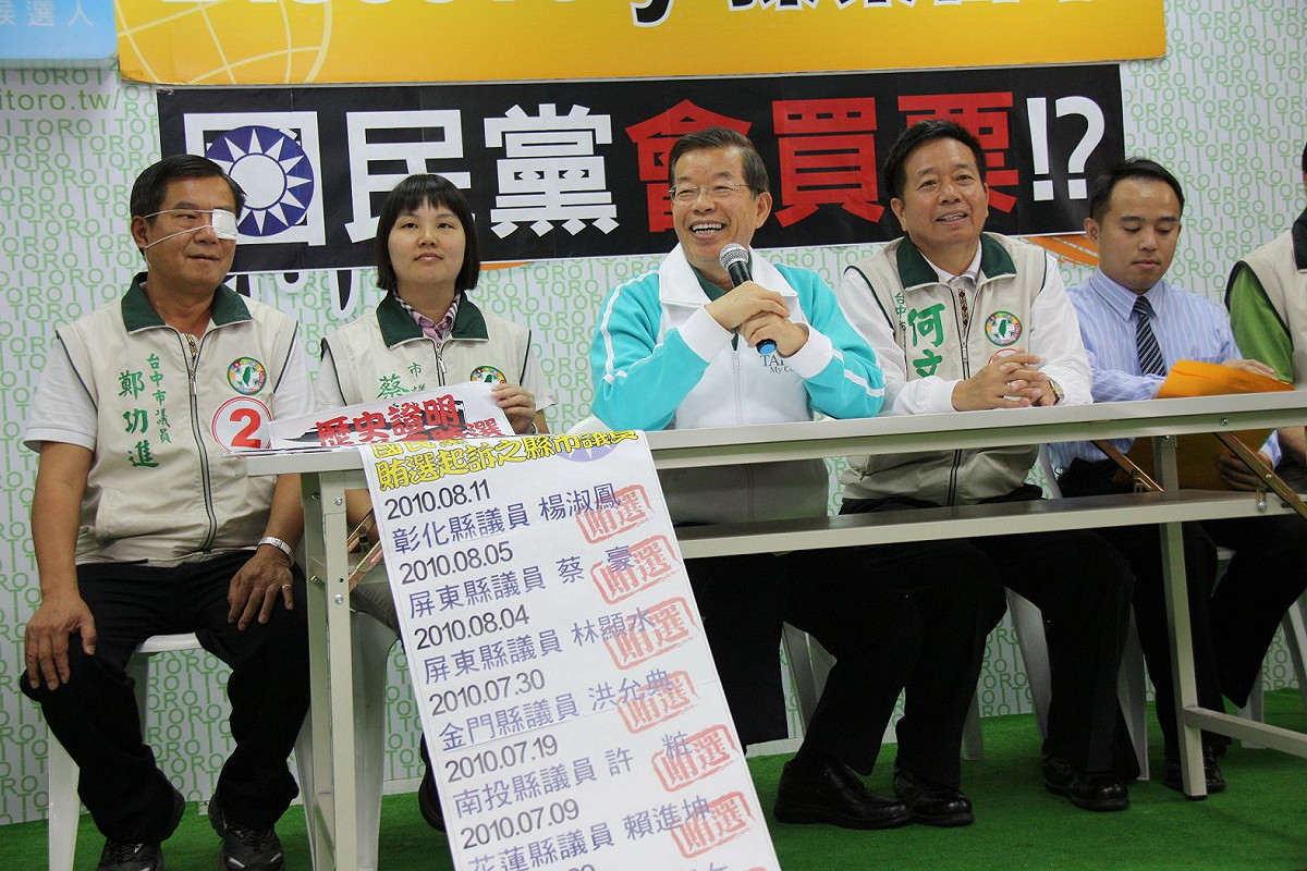台中都的市長選情，很像屏東潮州的特產「燒冷冰」，候選人一邊熱、一邊冷，有趣的是，從鄭弘儀爆粗口事件到謝長廷的俚語風波後，電視台名嘴加入整個戰局，意外的以配角姿態炒熱選情。圖片來源：蘇嘉全競選總部提供。