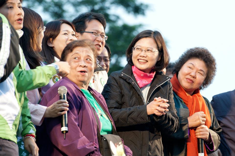 選前1個月，民進黨候選人蔡英文仍在高雄地區持續領先國民黨候選人馬英九，綠營透露，領先幅度在一成以上。圖片來源：翻攝自蔡英文臉書。