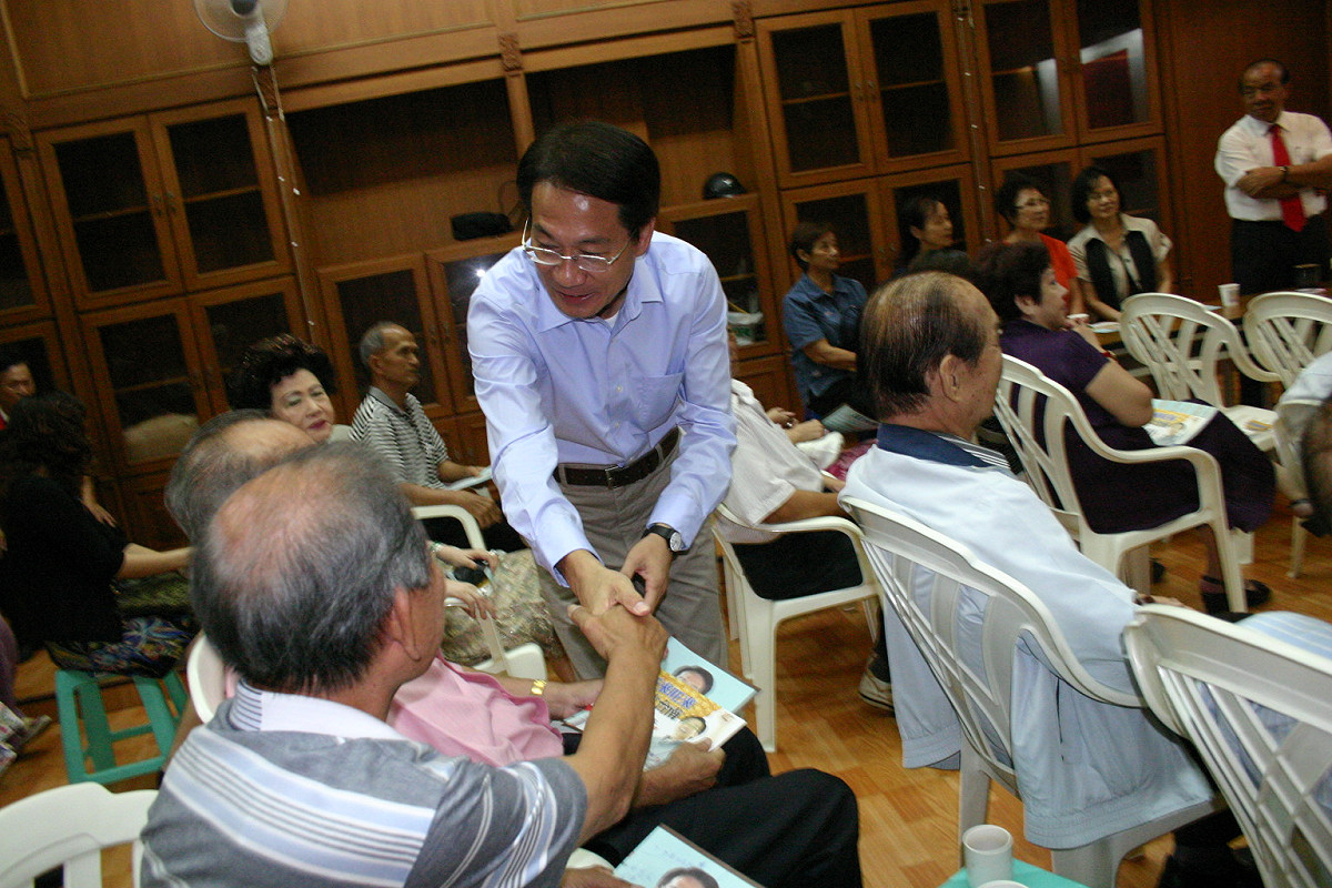 郭添財積極拜票，不放過任何一隻可以握的手。圖片來源:黃奕攝影
