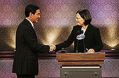 總統選情膠著，導致台灣南部的選舉賭盤也改開雙英PK戰。圖為國民黨總統參選人馬英九與民進黨總統參選人蔡英文3日出席2012總統辯論會，中場休息時彼此握手致意。圖片來源：中央社