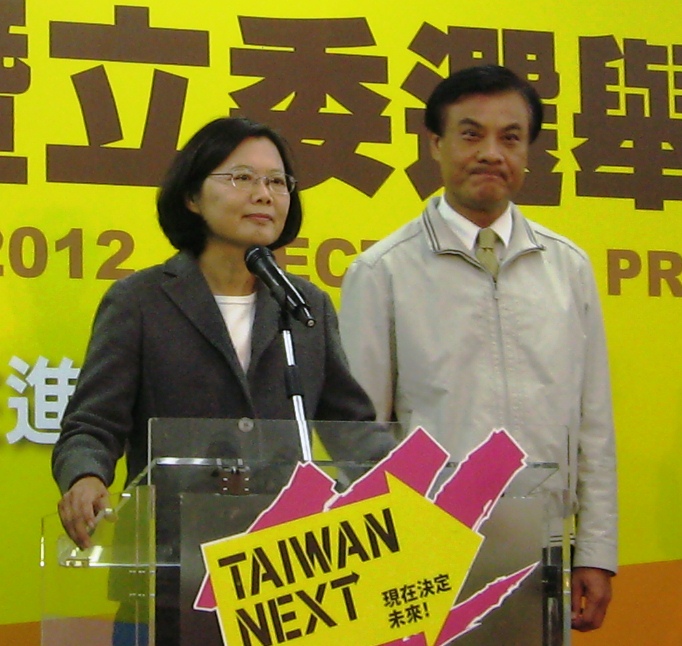 民進黨正副總統候選人蔡英文、蘇嘉全14日晚間出面承認敗選，並向民眾道歉。圖:林朝億/攝。