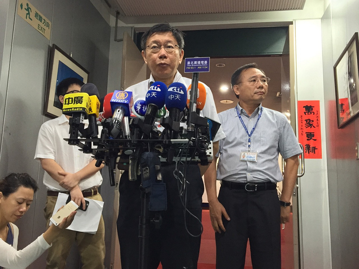 台北市長柯文哲10日上午出席「嗡嗡嗡市政小蜜蜂暑期市政體驗營第一梯次開幕式活動」後受訪。圖：劉奕霆/攝