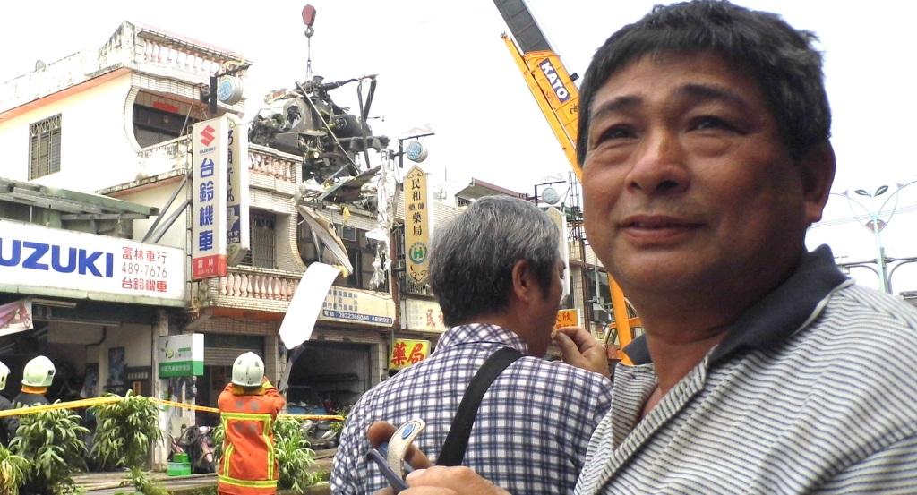 家住龍潭中正路三林段223號的管姓住家是做不鏽鋼廚具生意，當時他的兒子還在2樓睡覺，他在聽到爆炸聲「碰」的一聲後，急衝2樓把兒子叫醒。圖之2：陳權欣/攝