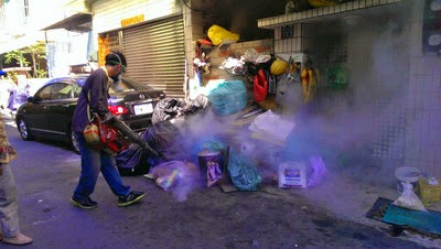 高雄市楠梓區發生登革熱群聚疫情，市府防疫團隊擴大警戒並展開防疫噴藥作業。圖：高雄市政府提供