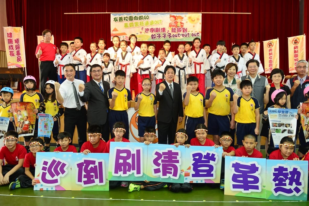 為防堵登革熱疫情在校園蔓延，台南市長賴清德等官員31日赴各國小進行登革熱防疫宣導。圖：黃博郎/攝