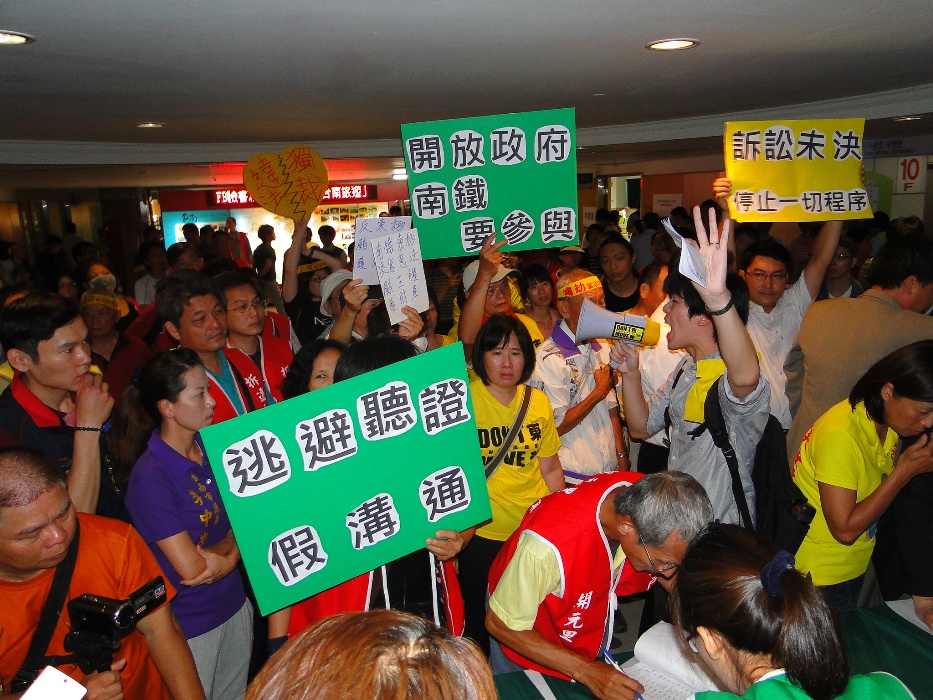自救會代表在場內發言超過規定時間，市府動用警察進場維持秩序。圖：黃博郎/攝