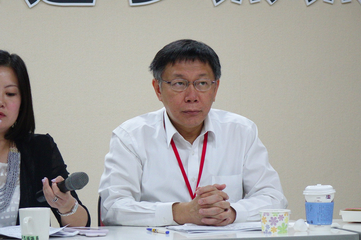 台北市長柯文哲13日中午前往台北市議會向民進黨團報告濁水問題解決方案及風災救災檢討報告。圖：劉奕霆/攝
