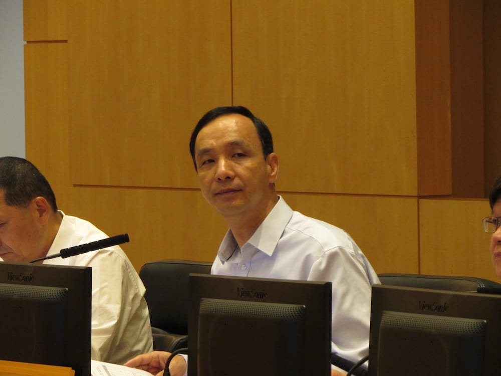 新北市長朱立倫宣布帶職參選2016總統，已確定請假期間不領薪水，因此將近3個月、約57萬元的薪水將全數回捐市庫。圖：邱珮文/攝