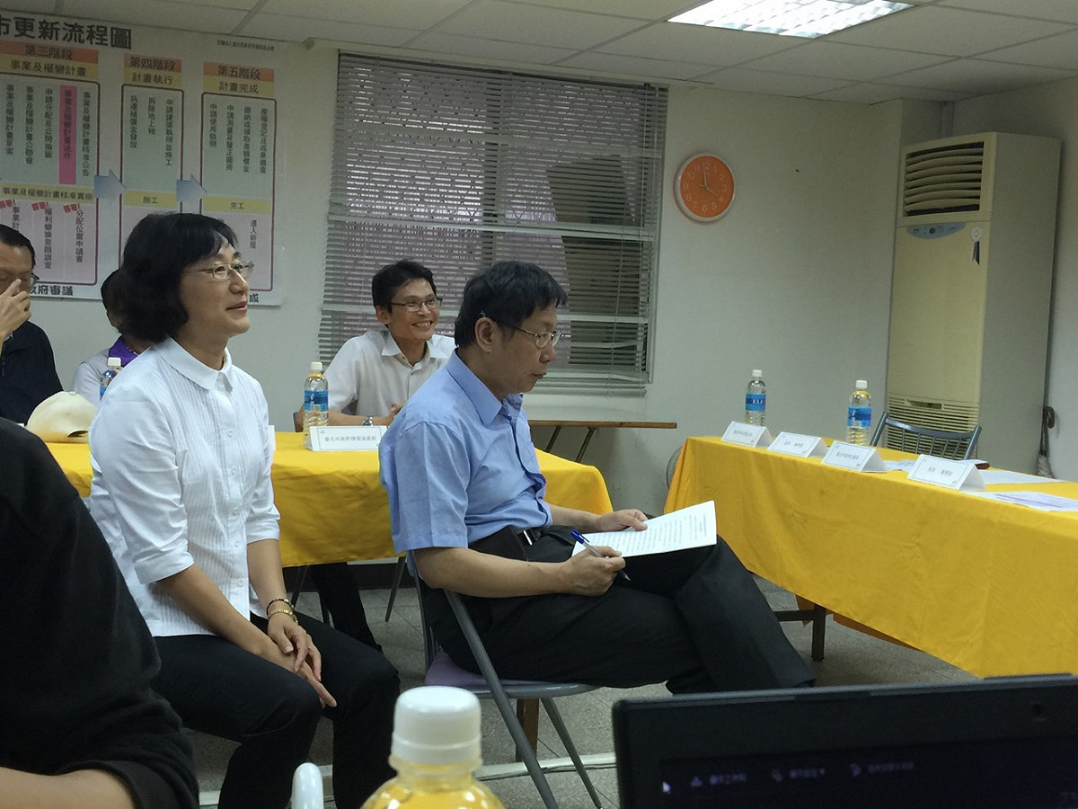 台北市長柯文哲31日下午前往中正區出席鄰里交通環境改善計畫記者會，聽取北市府交通局科長簡報。圖：劉奕霆/攝
