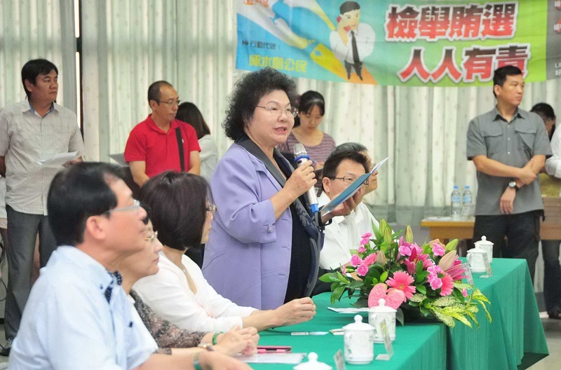 高雄市長陳菊宣導反賄選，她希望各里鄰長、社區發展協會理事長及寺廟負責人扮演反賄選種子的角色，向民眾宣導選舉相關法規。圖：高雄市政府提供