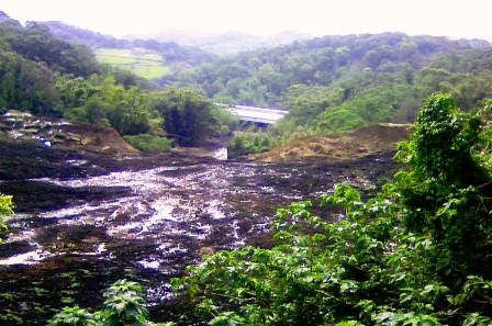 苗栗縣造橋鄉豐湖村牛欄湖段的山坡地，亦即苗栗阿義碑溪上游，2009年起被堆積數萬立方公尺可疑的黑土，造成土壤汙染、空氣惡臭，豐湖村約有三分之一面積也受到影響。圖片來源:林一方