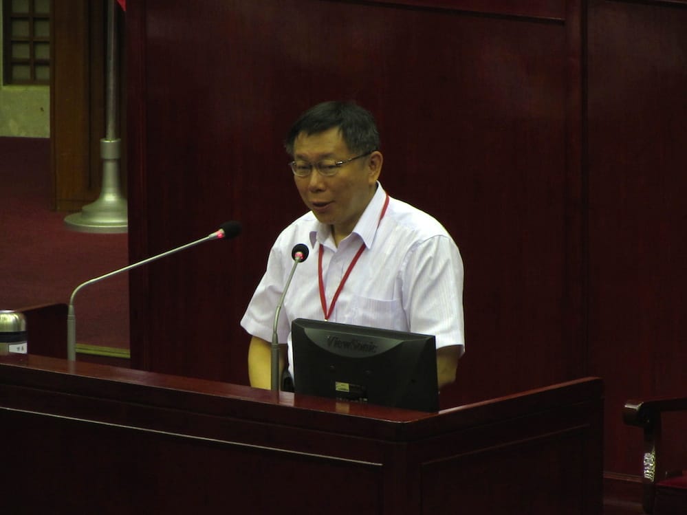 台北市長柯文哲21日接受市議會質詢，國民黨議員戴錫欽拿出柯文哲著作《改變成真》，當中提到柯「重視細節、無法忍受說謊。」對此，柯文哲秒回「以前啦」，引發現場議論。圖：邱珮文/攝