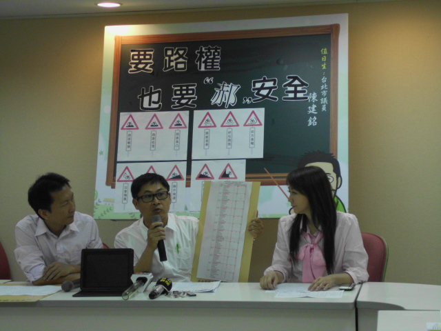 台北市目前騎乘自行車人口數已將近13萬人，但台北市議員陳建銘、簡余晏、李慶鋒卻發現，事故率卻年年增加。圖片來源：簡余晏辦公室提供。