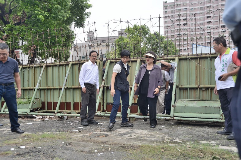 高雄市長陳菊8日帶隊到三民區抓登革熱孳生源，直指光武國小旁的軍方廢棄營區房舍屋頂、廢棄井口多處積水，是病媒蚊最適合生長的地方。圖：高雄市政府提供